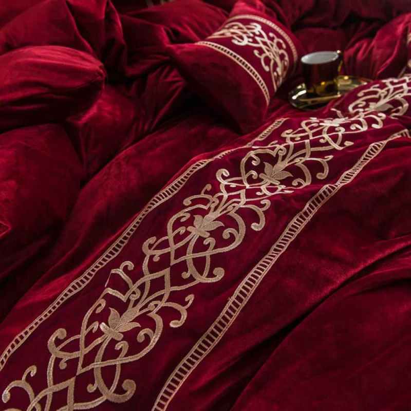 Embroidered velvet Duvet Set - Red